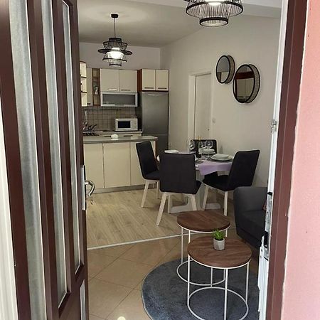 Apartments Lovro Ловран Екстериор снимка