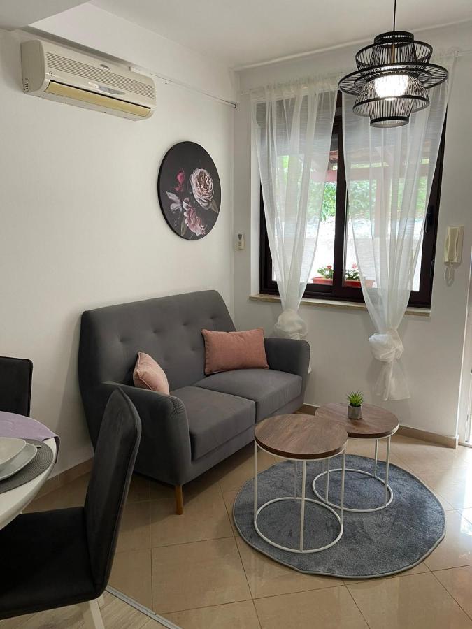 Apartments Lovro Ловран Екстериор снимка