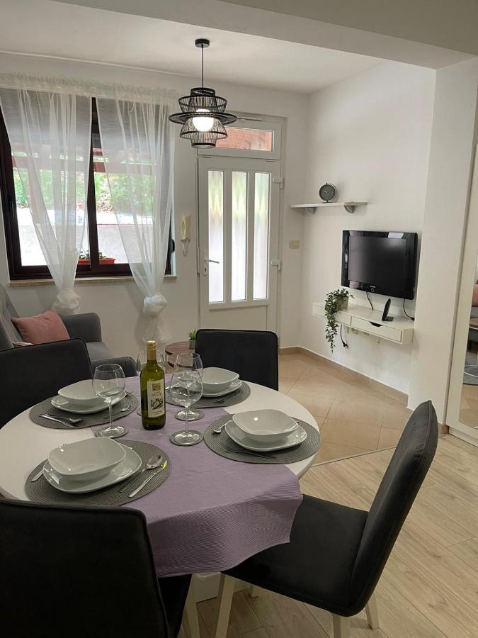 Apartments Lovro Ловран Екстериор снимка
