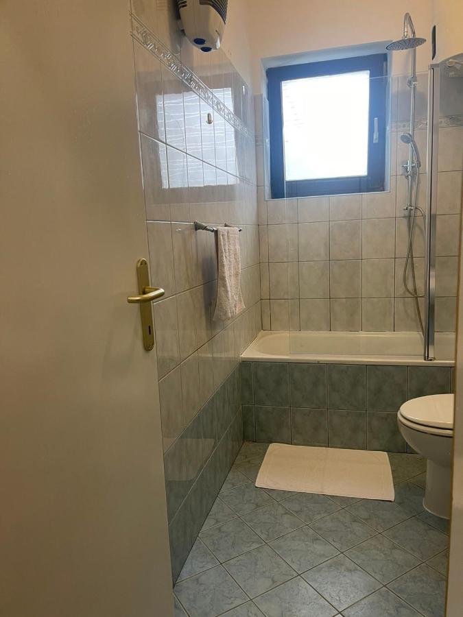 Apartments Lovro Ловран Екстериор снимка