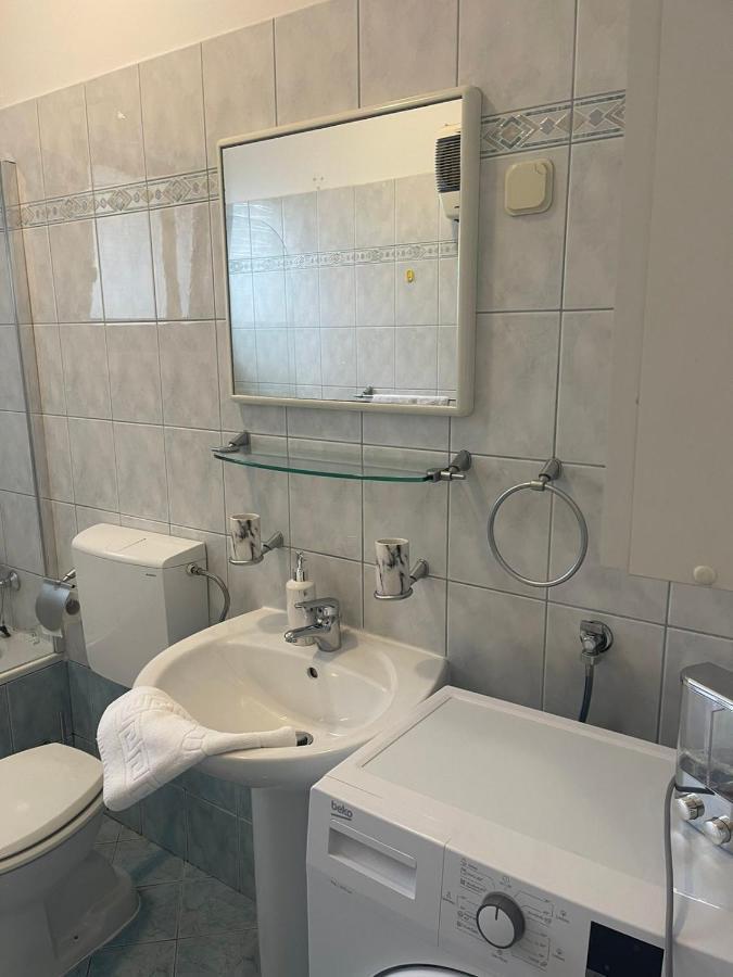 Apartments Lovro Ловран Екстериор снимка