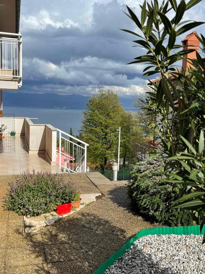 Apartments Lovro Ловран Екстериор снимка