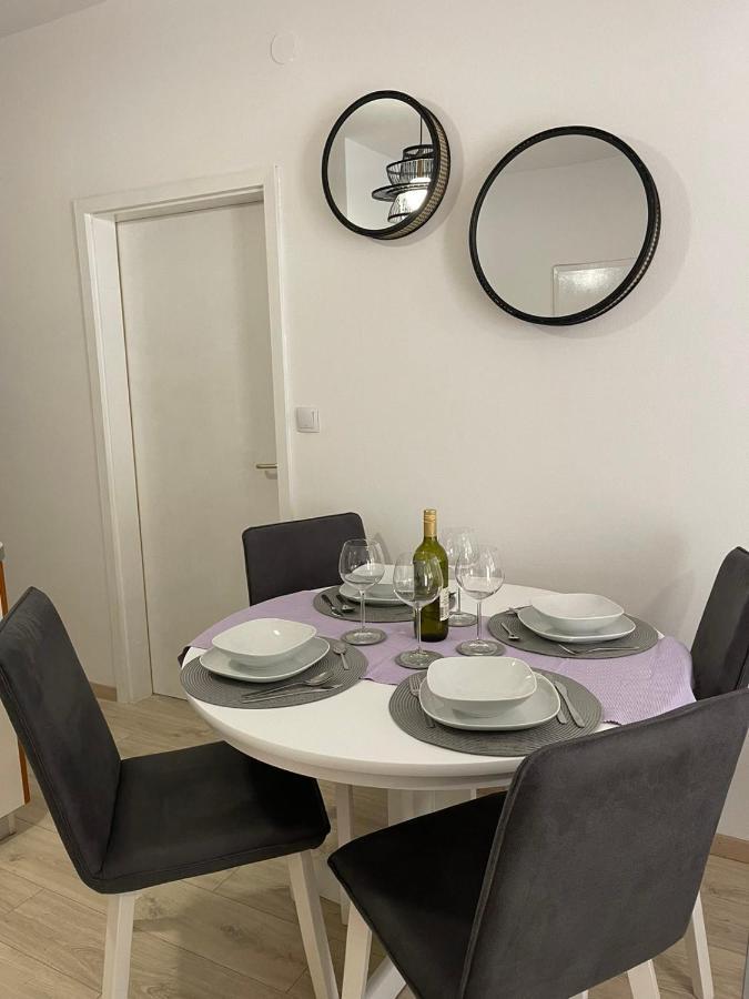 Apartments Lovro Ловран Екстериор снимка
