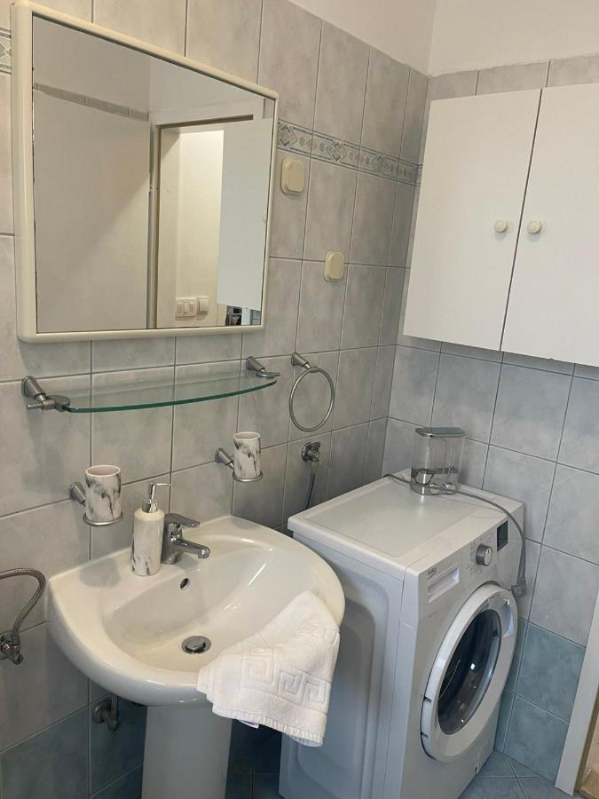 Apartments Lovro Ловран Екстериор снимка