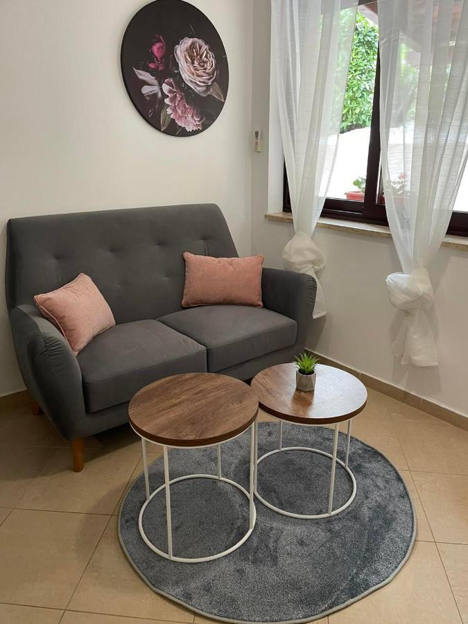 Apartments Lovro Ловран Екстериор снимка