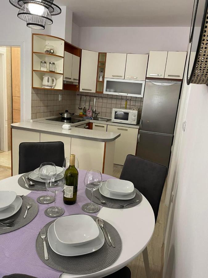 Apartments Lovro Ловран Екстериор снимка