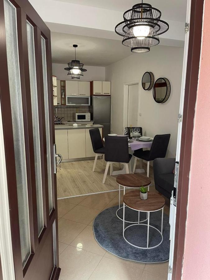Apartments Lovro Ловран Екстериор снимка