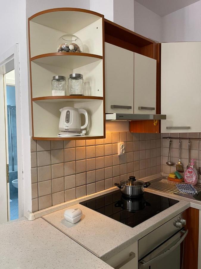 Apartments Lovro Ловран Екстериор снимка
