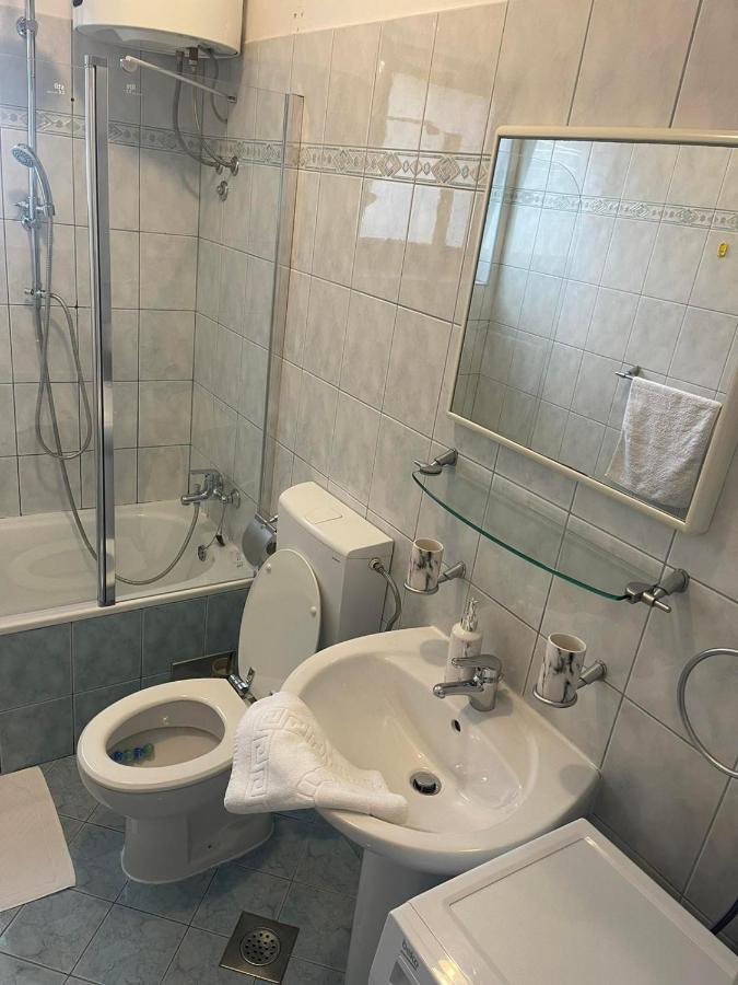 Apartments Lovro Ловран Екстериор снимка