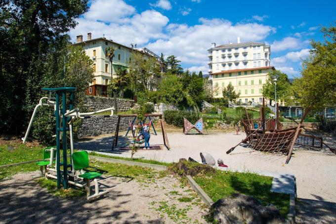 Apartments Lovro Ловран Екстериор снимка