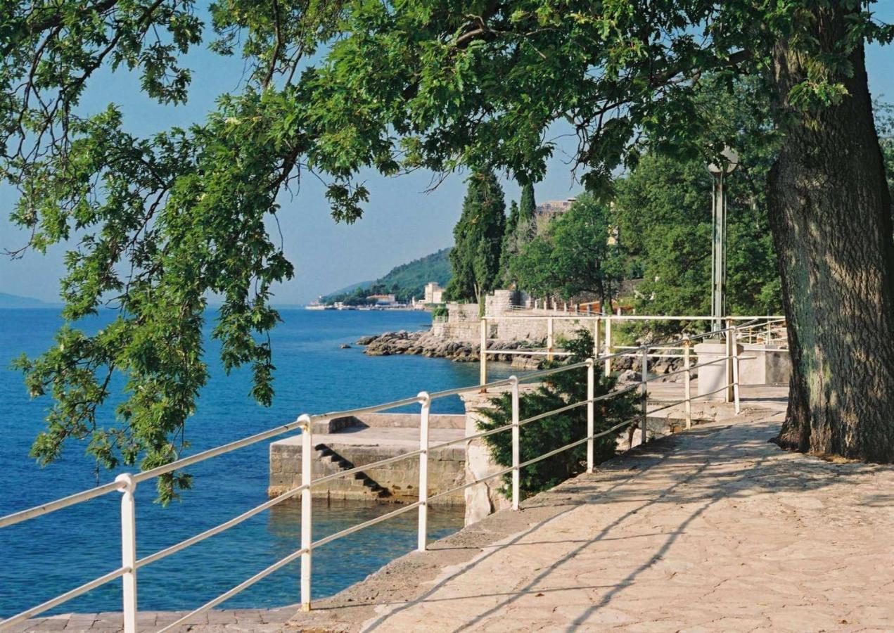 Apartments Lovro Ловран Екстериор снимка