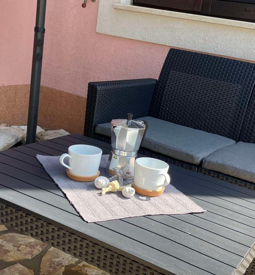Apartments Lovro Ловран Екстериор снимка